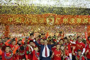 爱游戏账号注册-广州队训练开放日，今晚远射贴柱引欢呼，中超在即，纪律约束更严格(队列训练全套口令)